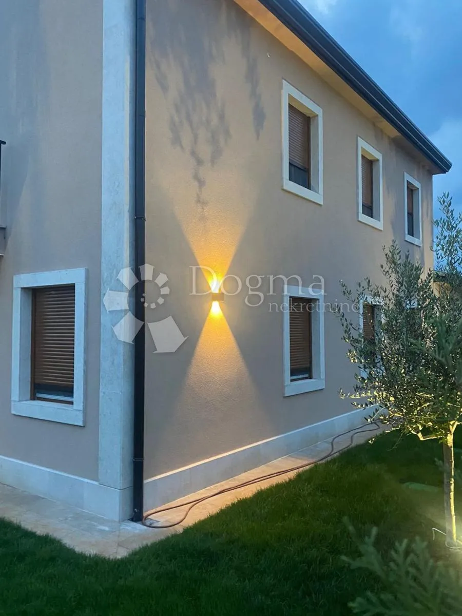 atraktivna vila 600 metara od mora - slika 46