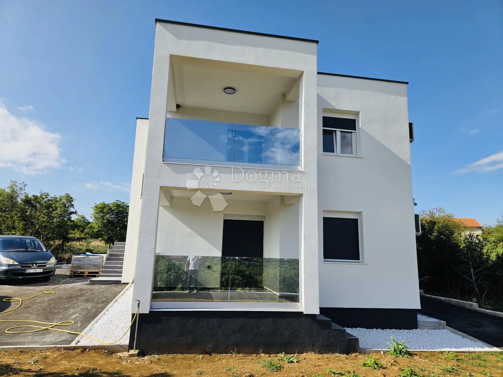 samostojeća nova vila s dva zasebna stana - novogradnja - slika 5