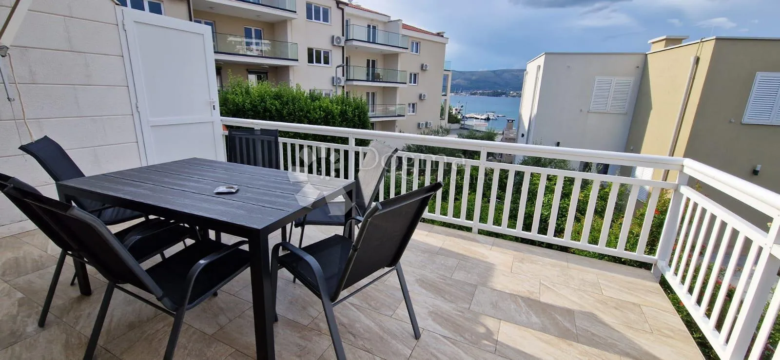 prodaje se – prostrana kuća s apartmanima, pogledom na more i uhodanim turističkim poslom (353 m²) – okrug gornji - slika 15