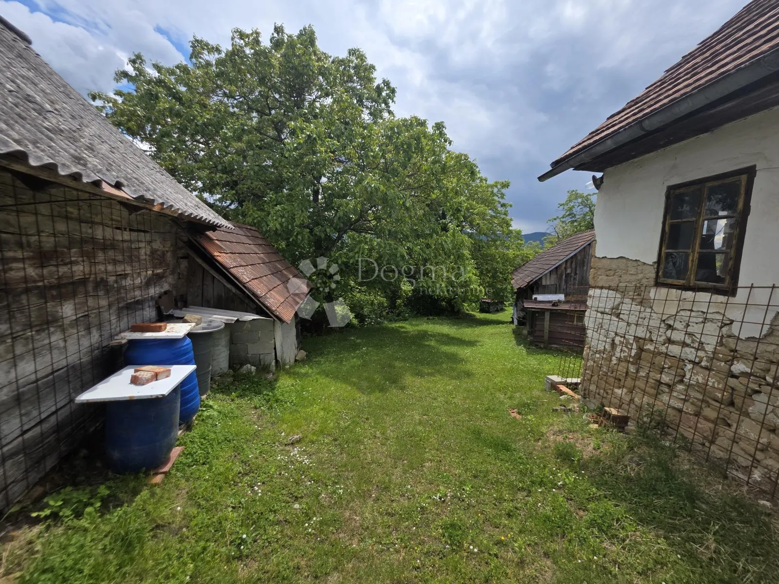 kamena kuća na brijegu – velika okućnica, pomoćni objekti i građevinsko zemljište - slika 6