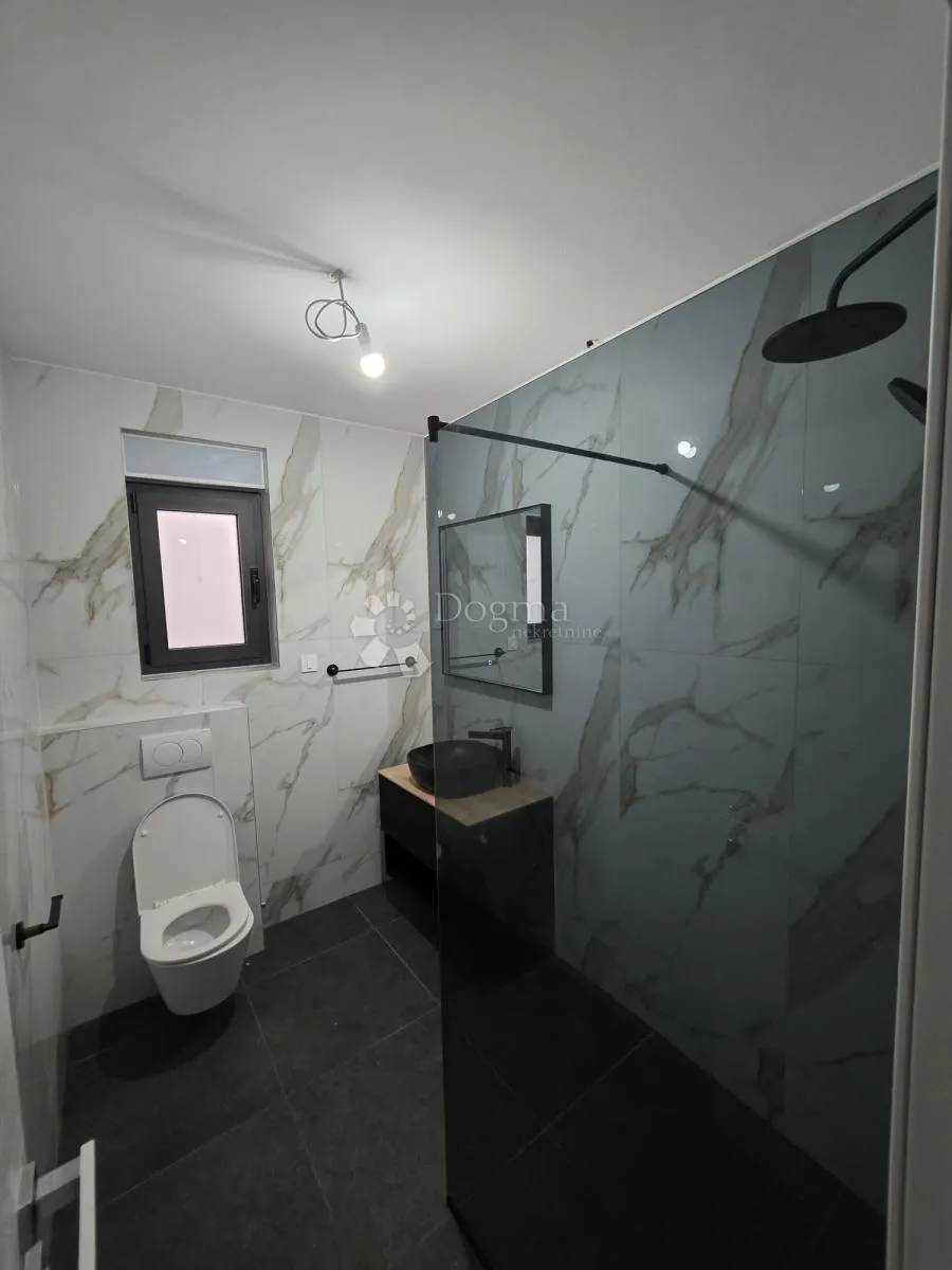 rogoznica- prizemlje u novogradnji 70m od mora - slika 11