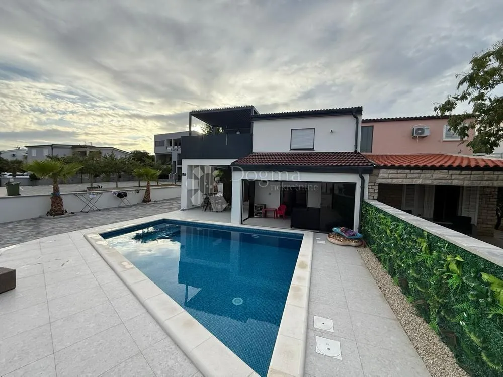 luksuzni apartman prizemlje otok vir - slika 26