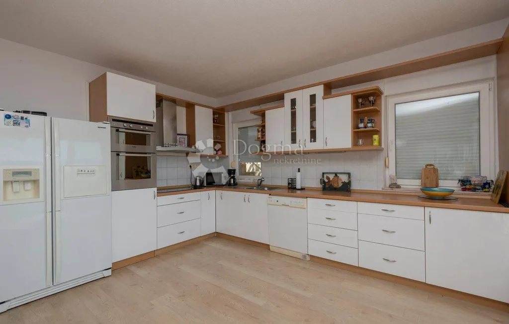 podaca – gotov posao s bazenom i 2 apartmana ★★★★★ - slika 11