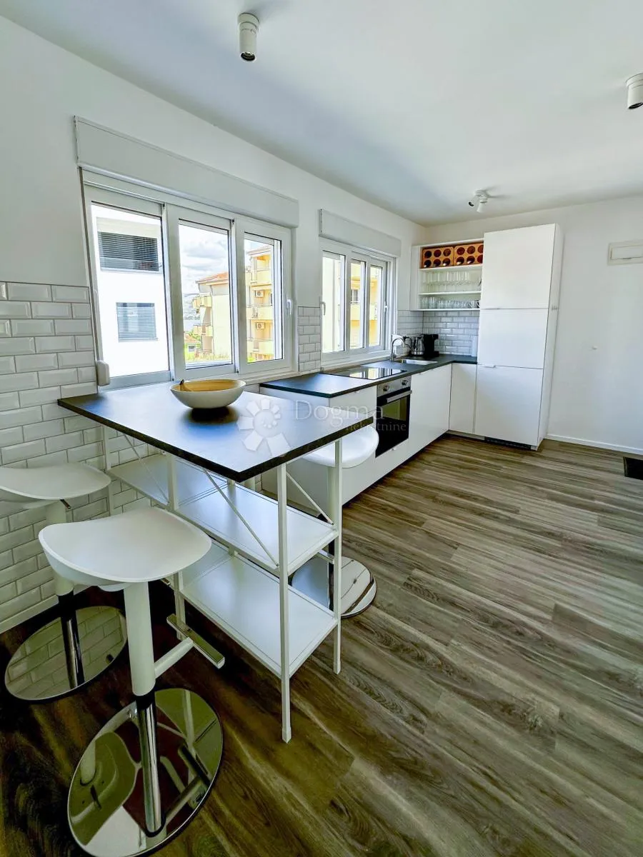 čiovo-kuća s 3 apartmana i bazenom - slika 26
