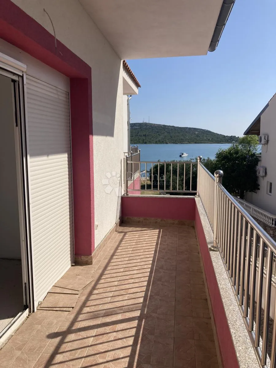 prilika - apartmanska kuća u pirovcu, 1. red do mora - slika 39