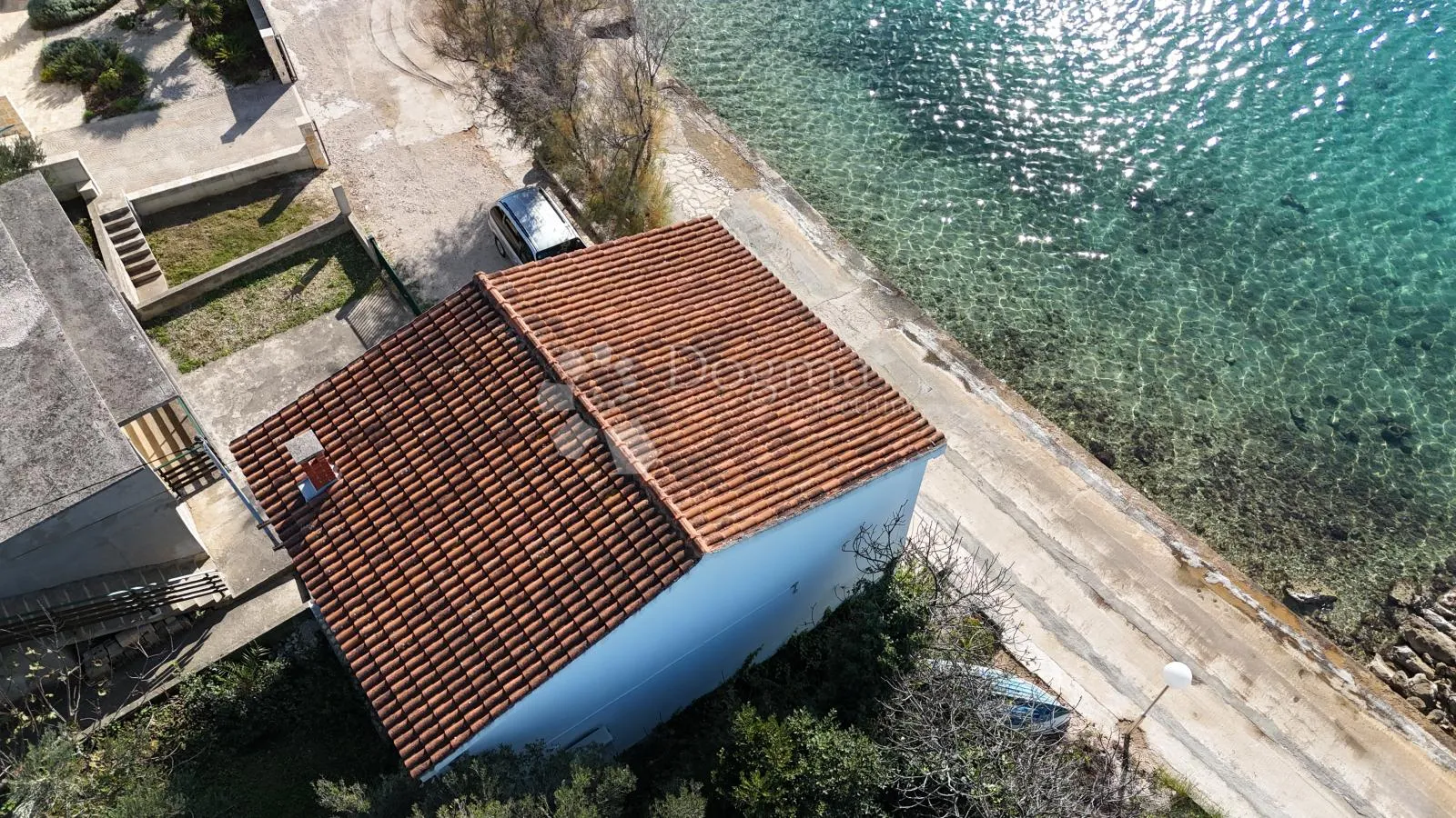 kuća prvi red uz more sa vezom za brod - slika 10