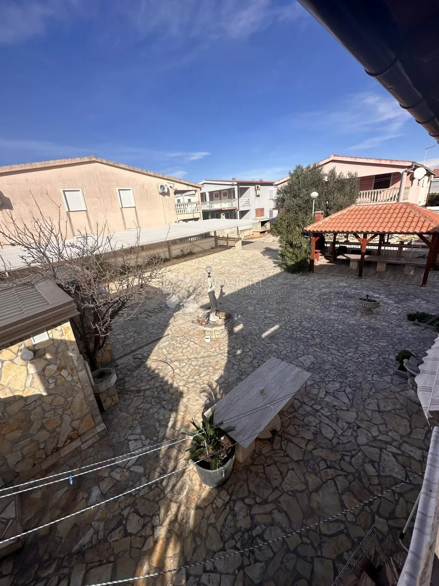 vir kuća sa 8 apartmana uhodana u posao sa turizmom - slika 6