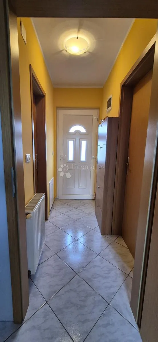 kuća sa 2 stana i bazenom - slika 105