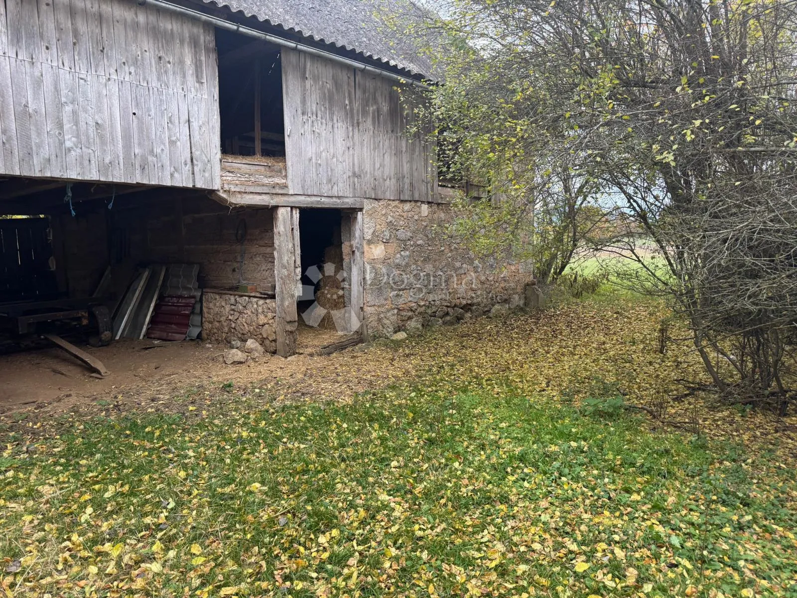 kuća i pomoćni objekti na 10000m2 zemljišta potok i rijeka - slika 10