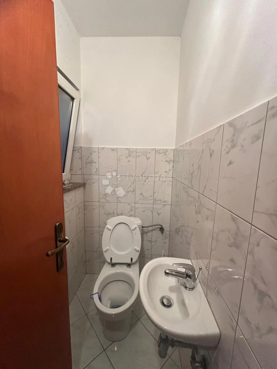 odlična kuća za investiciju i život - slika 13
