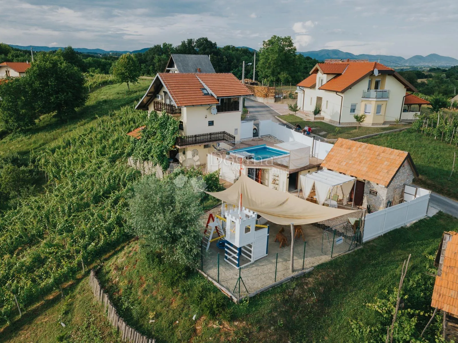 prodaja, kuća, ozalj- grandić breg, nkp 134 m2 sa okućnicom i vinogradom 3083 m2 - slika 2