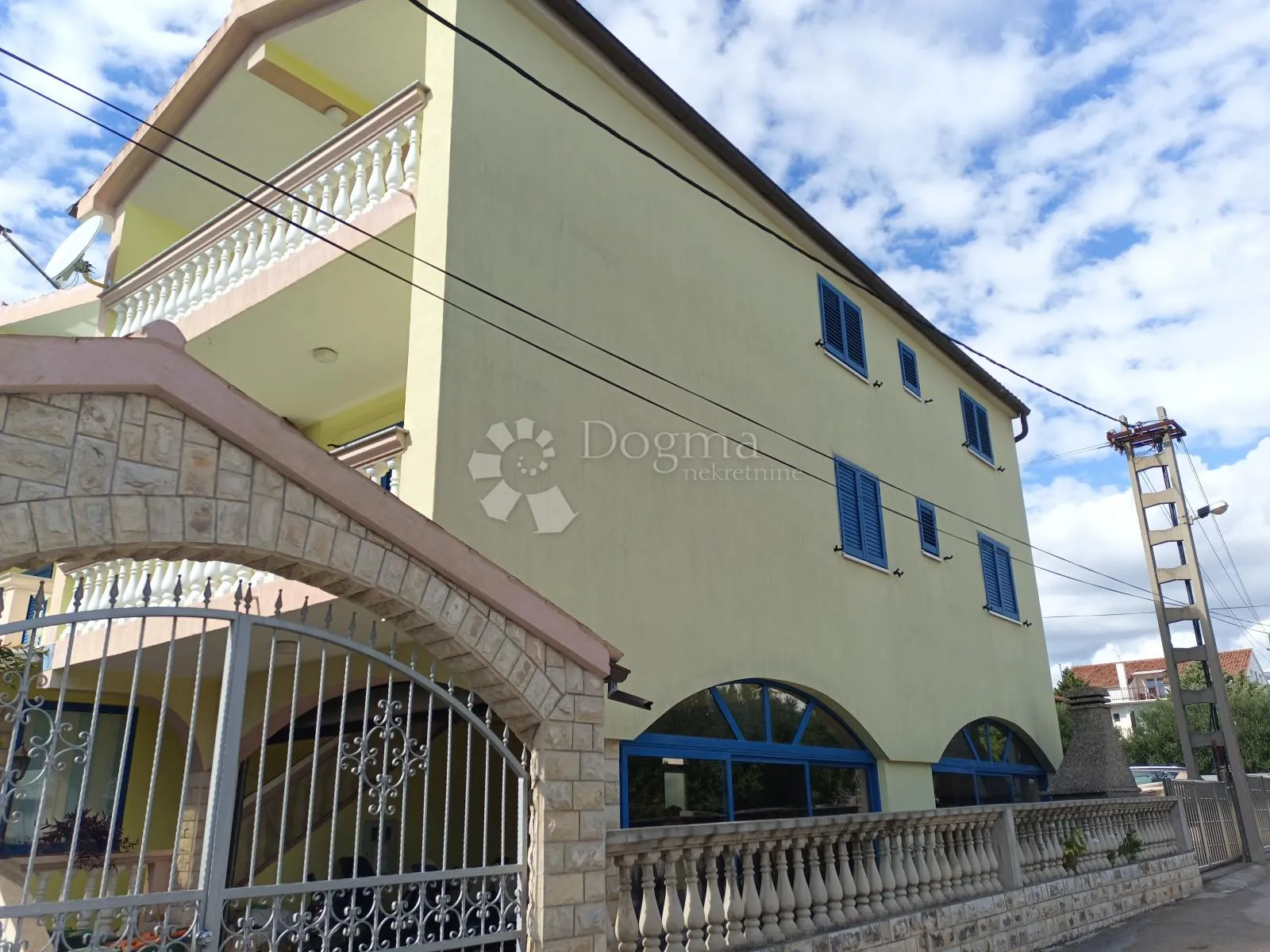 vodice prekrasna kuća sa 9 apartmana 100 metara od mora - slika 3