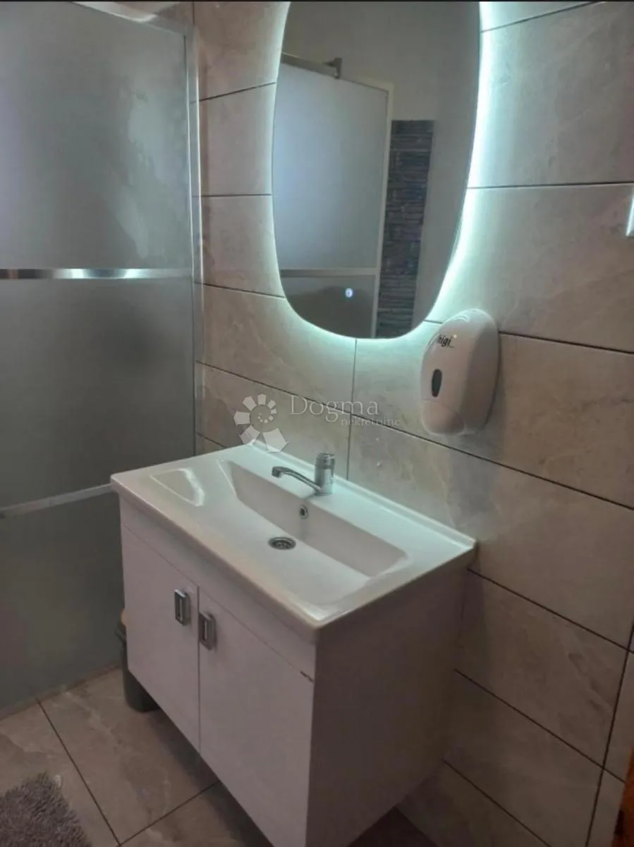 imanje kuće pomoćni objekti i zemlja 10000 m2 - slika 37