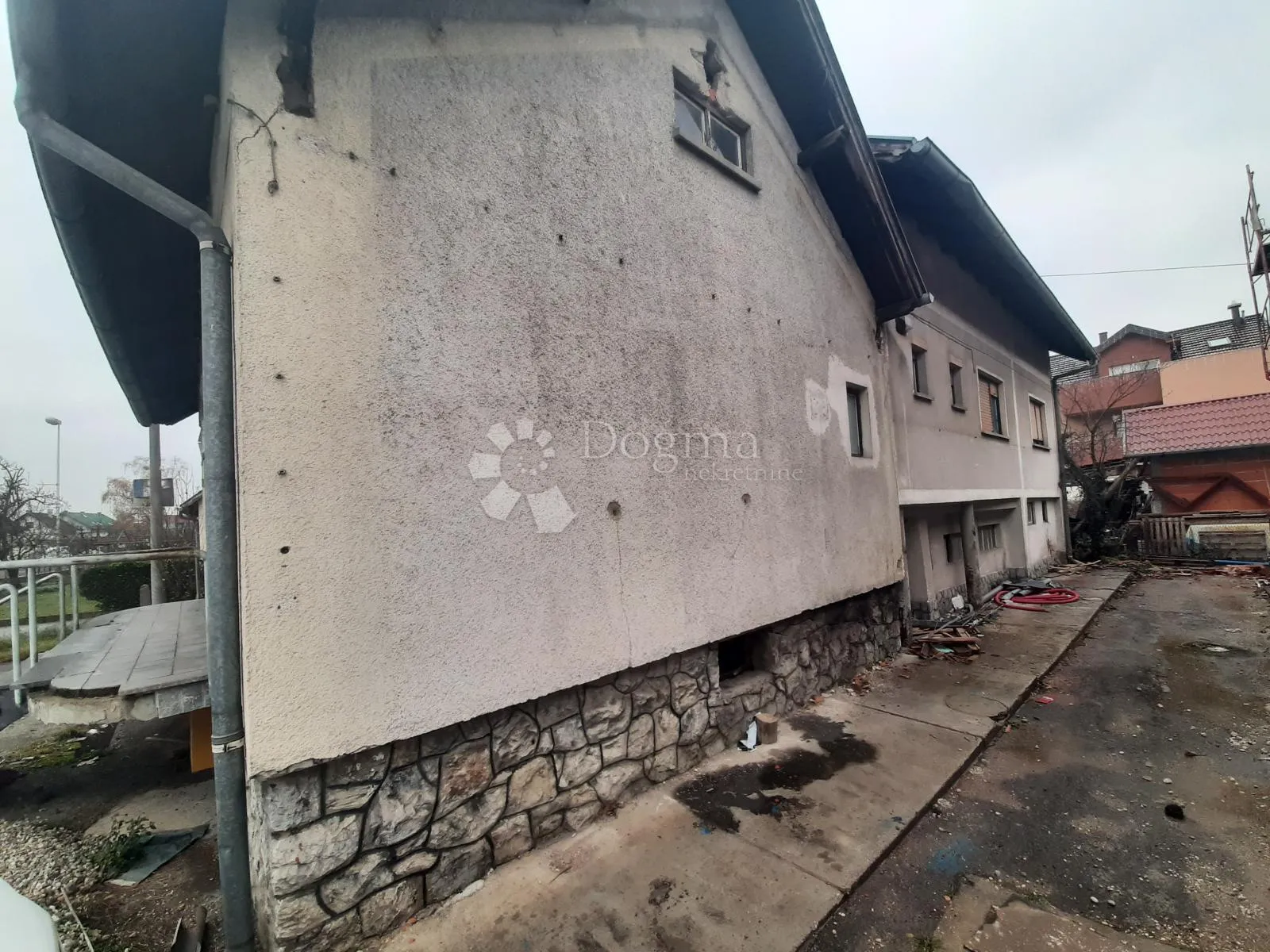 višenamjenska kuća s posl. prostorom- 250m2 + veliki parking - slika 4