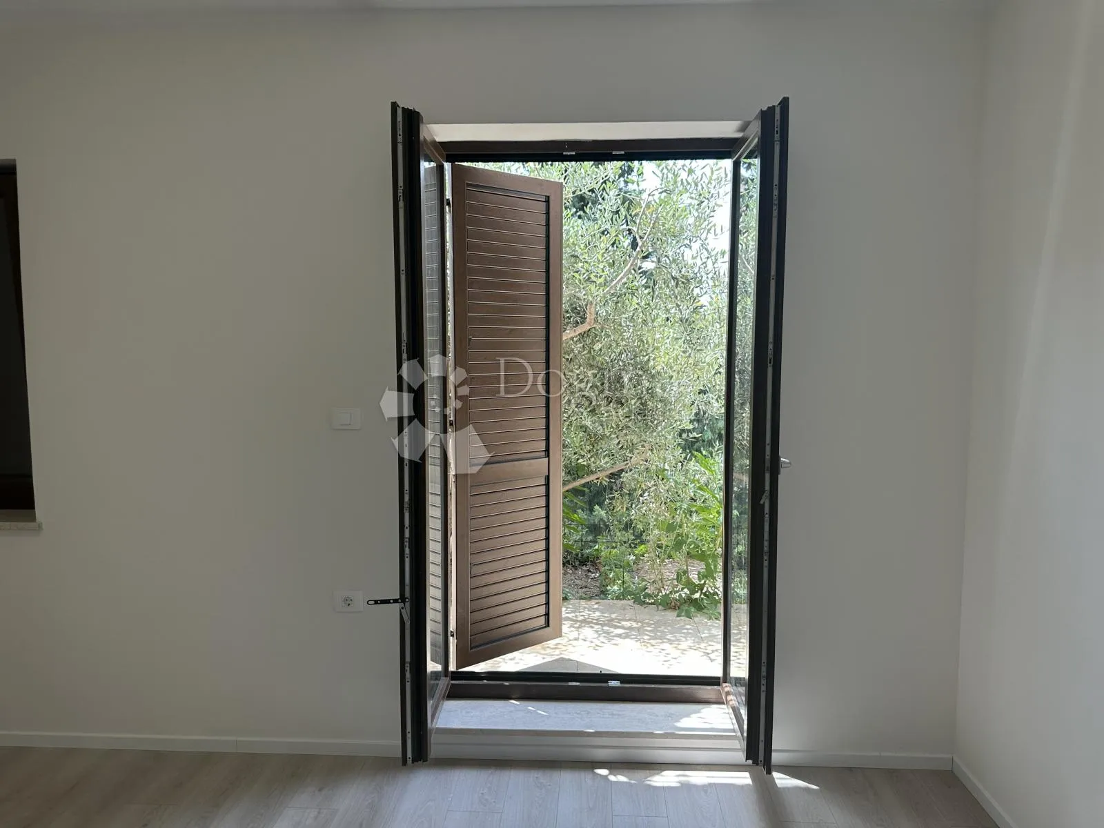 samostojeća kuća bulevard, 250 m² plus garaža 54,59m2 - slika 4