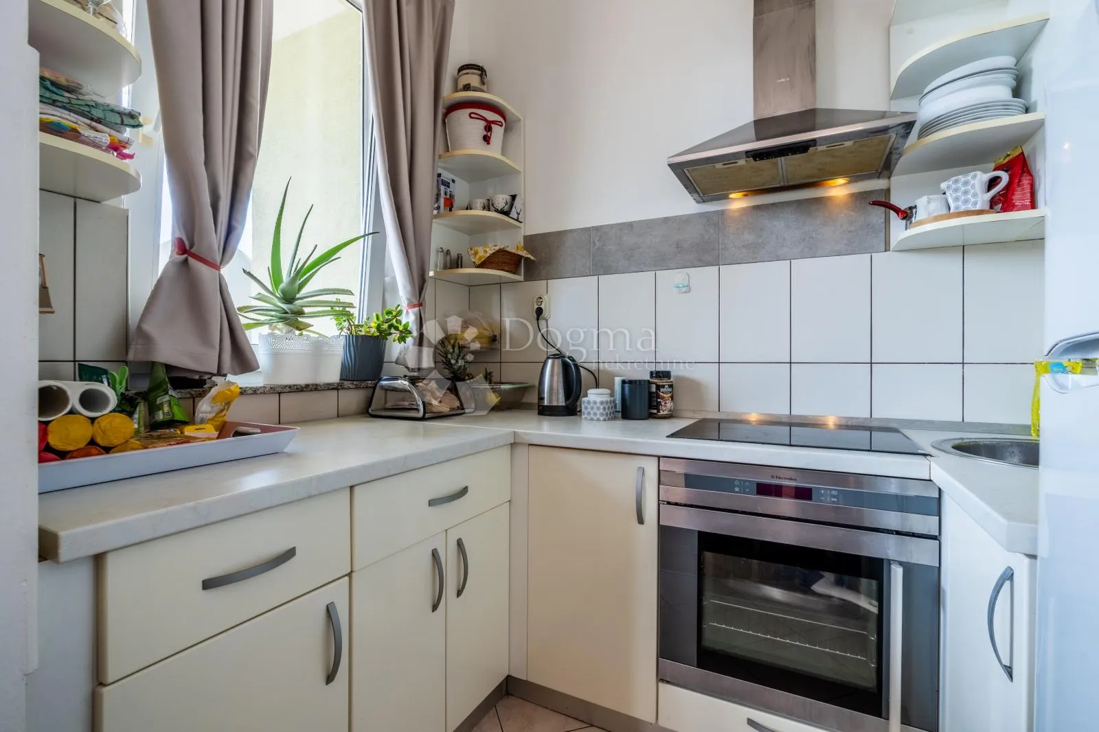 grad krk – elegantan apartman s privatnim vrtom, dvije terase i parkirnim mjestom - slika 7