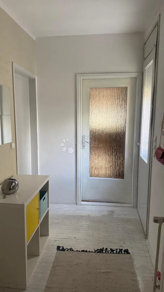 kuća s tri odvojena stana - slika 37