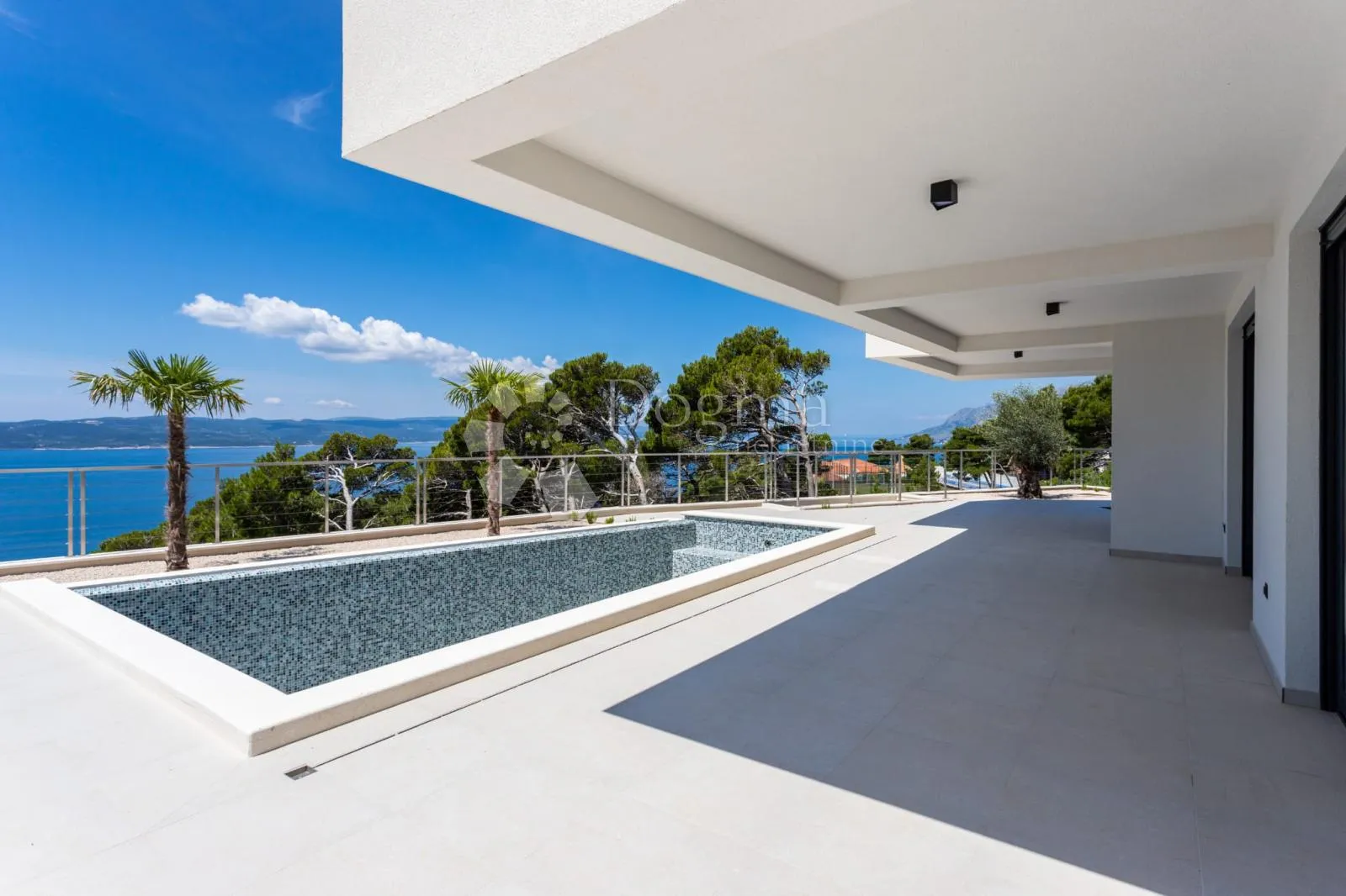 Moderna vila sa bazenom, Brela