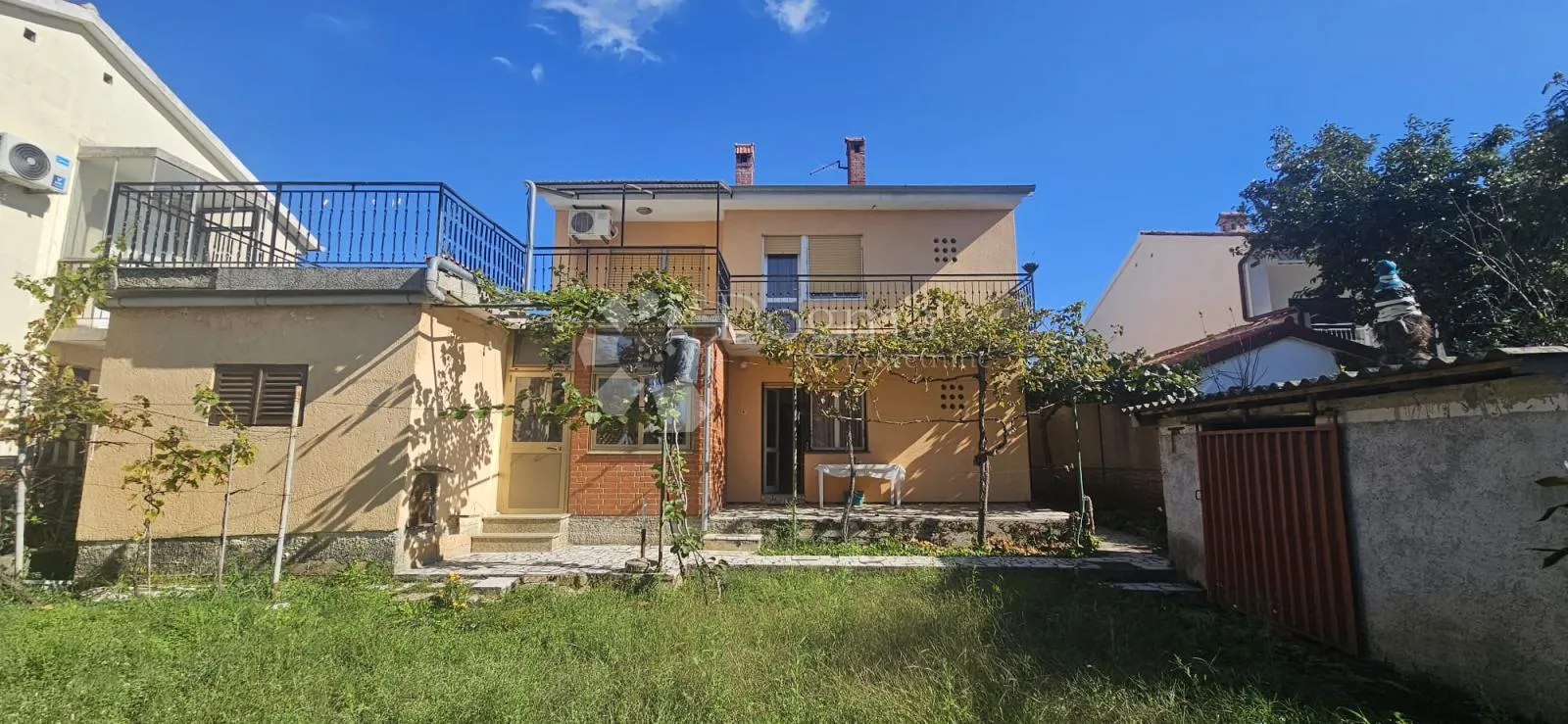 kuća sa 3 stana - slika 1