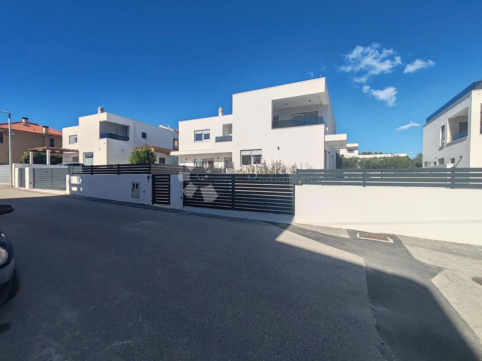 vodice - novoizgrađena, atraktivna kuća s bazenom - slika 10