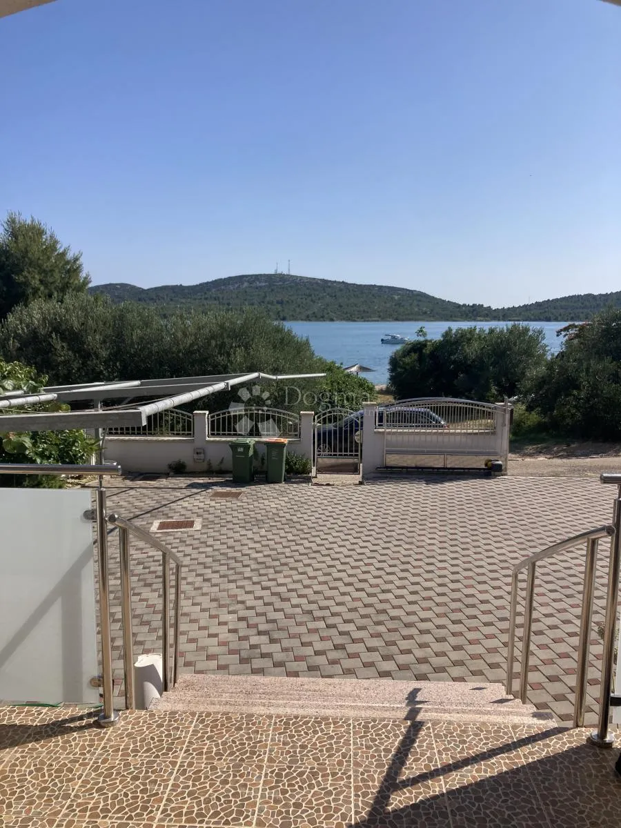 prilika - apartmanska kuća u pirovcu, 1. red do mora - slika 8