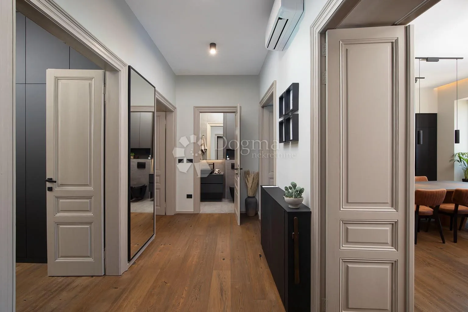 penthouse u srcu pule – vrhunski dizajn, pogled na arenu - slika 12