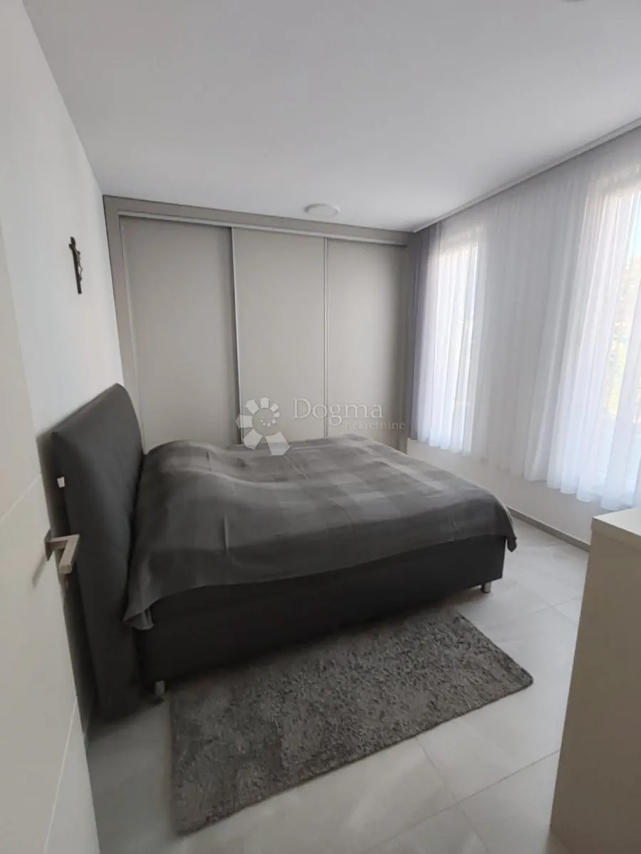vodice - prekrasna novoizgrađena kuća s garažom i dvorištem - slika 32