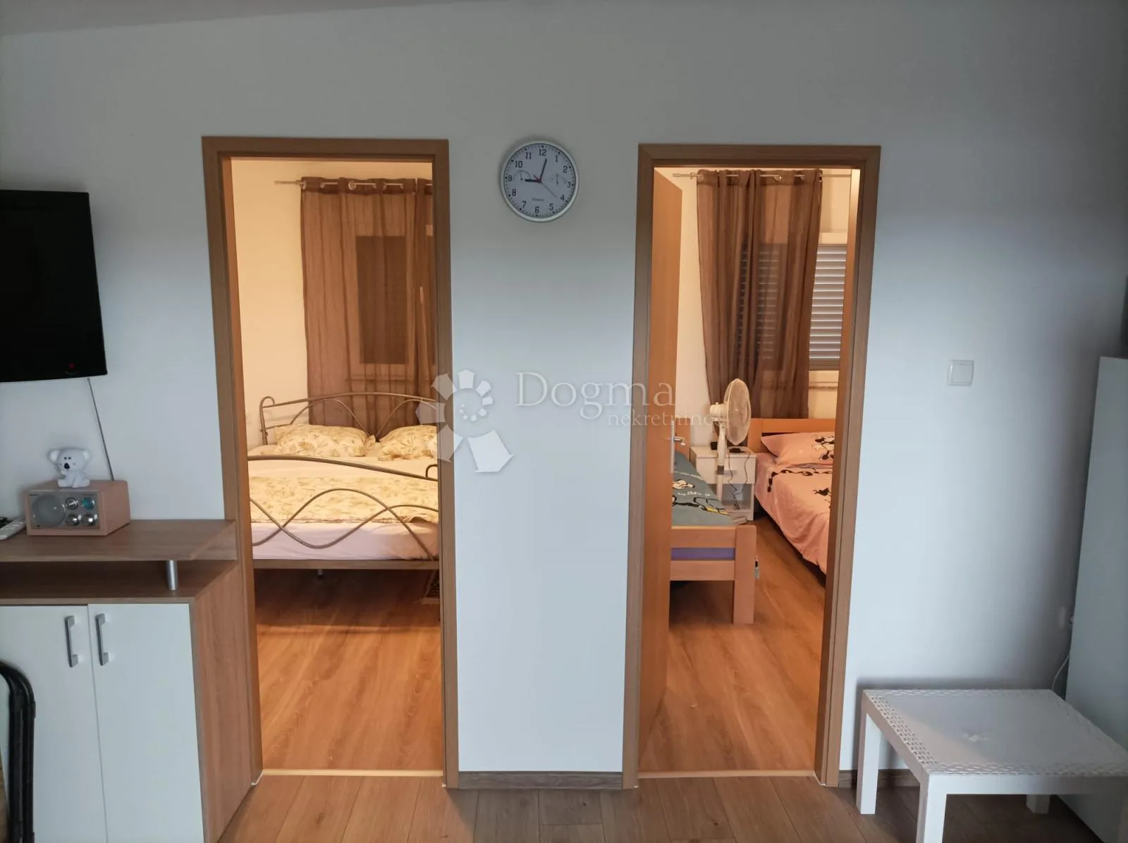 obrovac 2 apartmana 6sb + 2db ogromna okućnica - slika 4