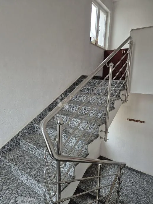 trosoban komforan stan s pogledom na more u segetu donjem! trogir - slika 10