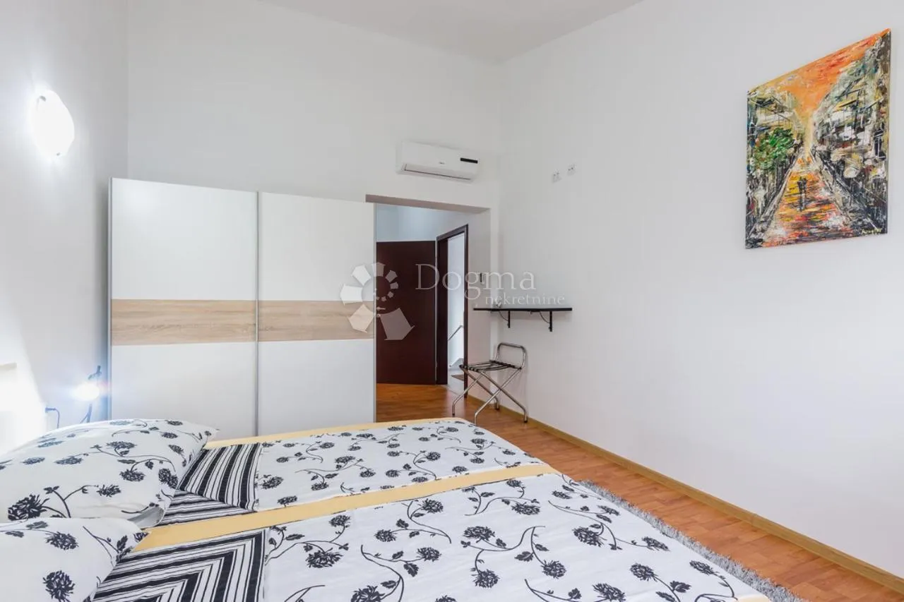 vila sa bazenom na mirnoj lokaciji - slika 21