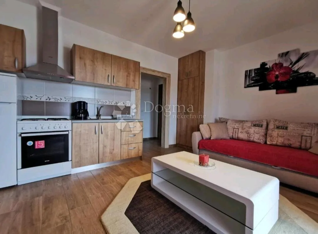 kuća s 3 apartmana u mirnom dijelu vodica! - slika 7