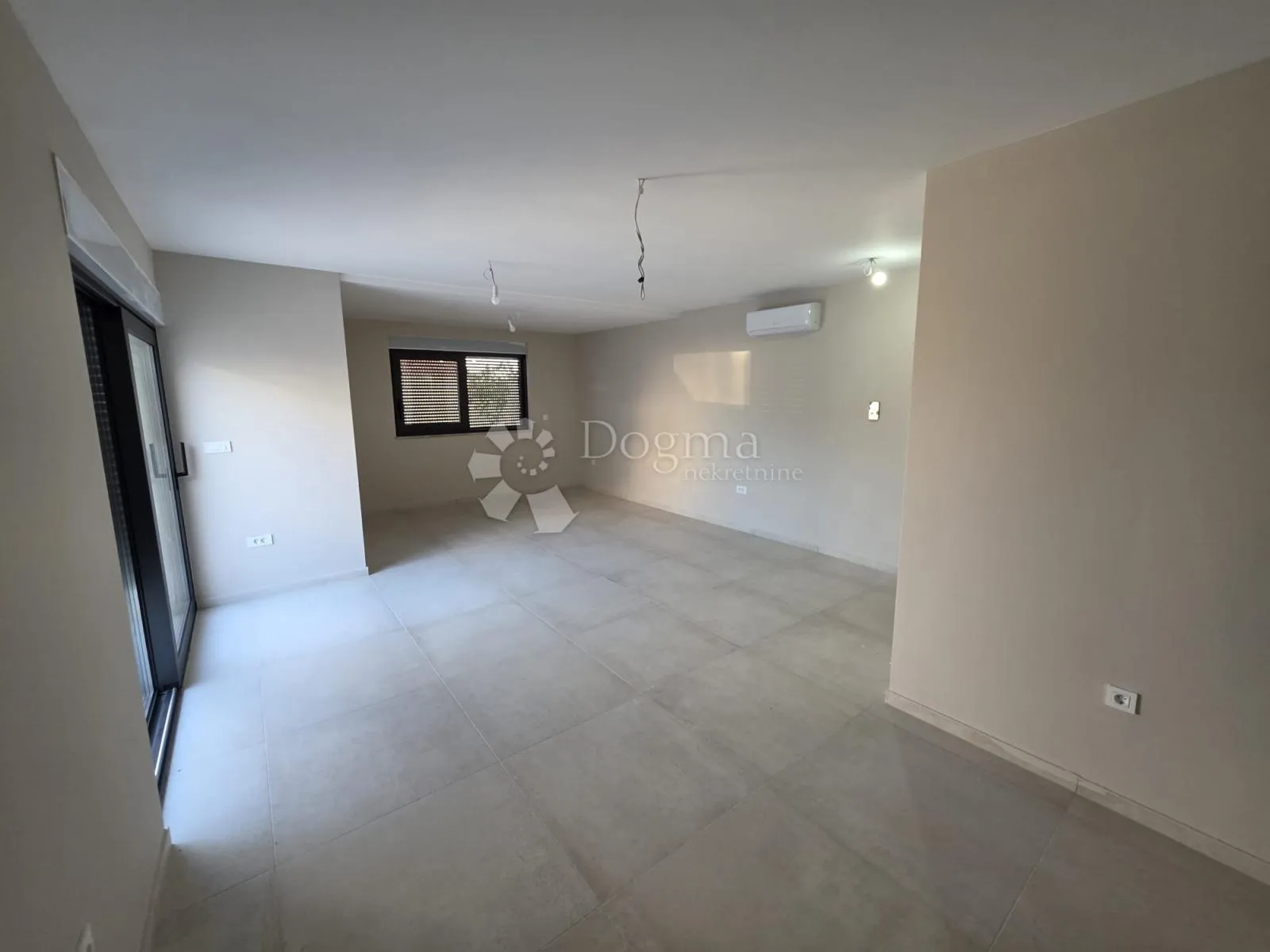 rogoznica- prizemlje u novogradnji 70m od mora - slika 6