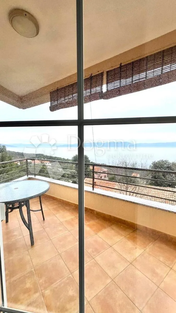 kuća sa 4 stana-pogled more i građevinska parcela - slika 33