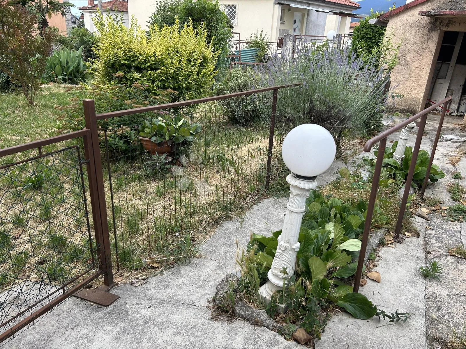 rijeka rubeši kuća sa velikom okućnicon uz glavnu cestu - slika 5