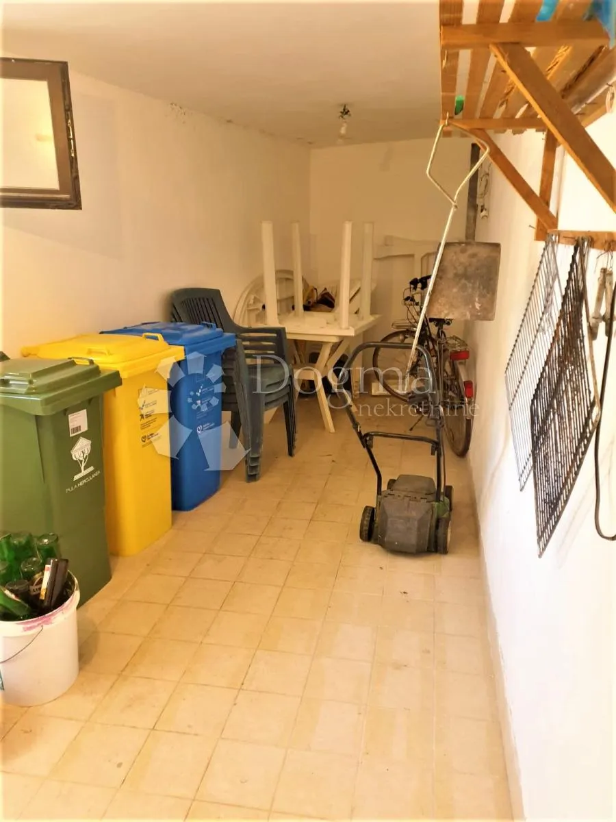 kuća sa tri stambene jedinica sa pogledom na more - slika 24