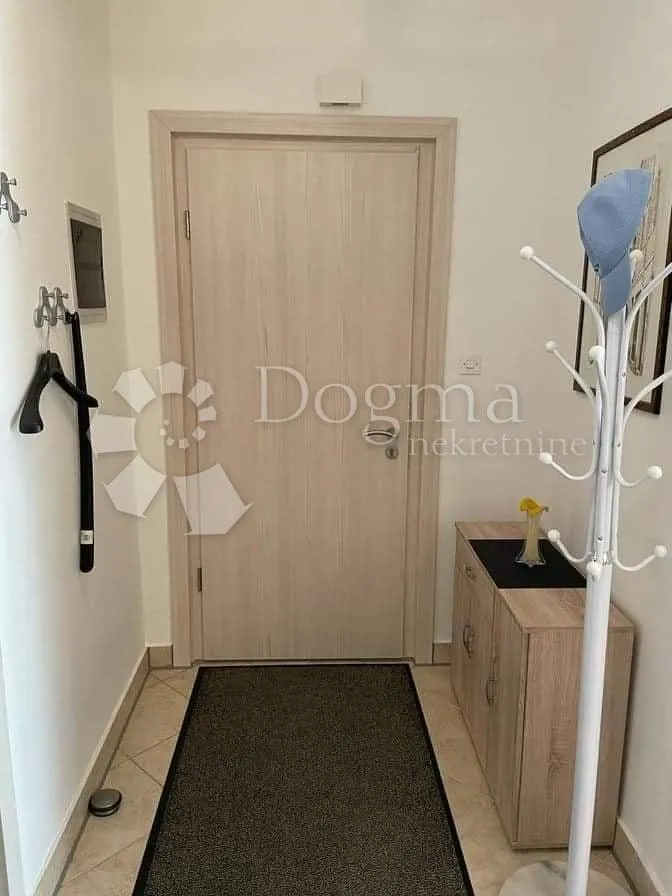 samo kod nas!! lijepo uređeni apartman sa terasom u barbatu - slika 4