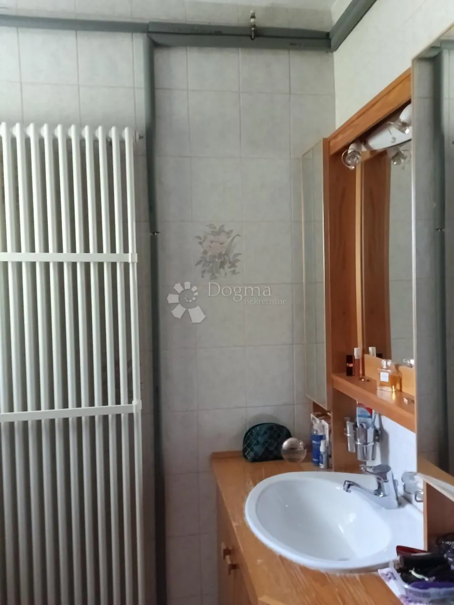 vodice prekrasna kuća sa 9 apartmana 100 metara od mora - slika 36