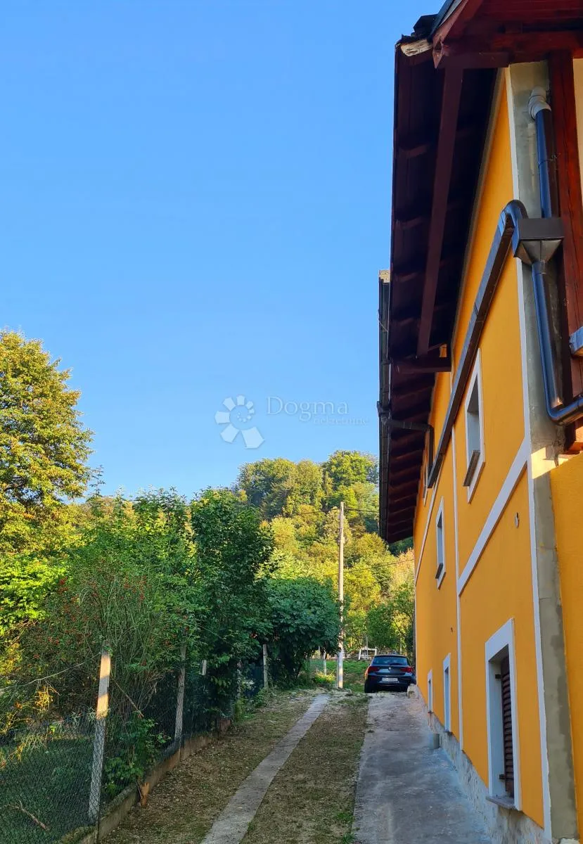vila s bazenom i teniskim terenom - slika 22