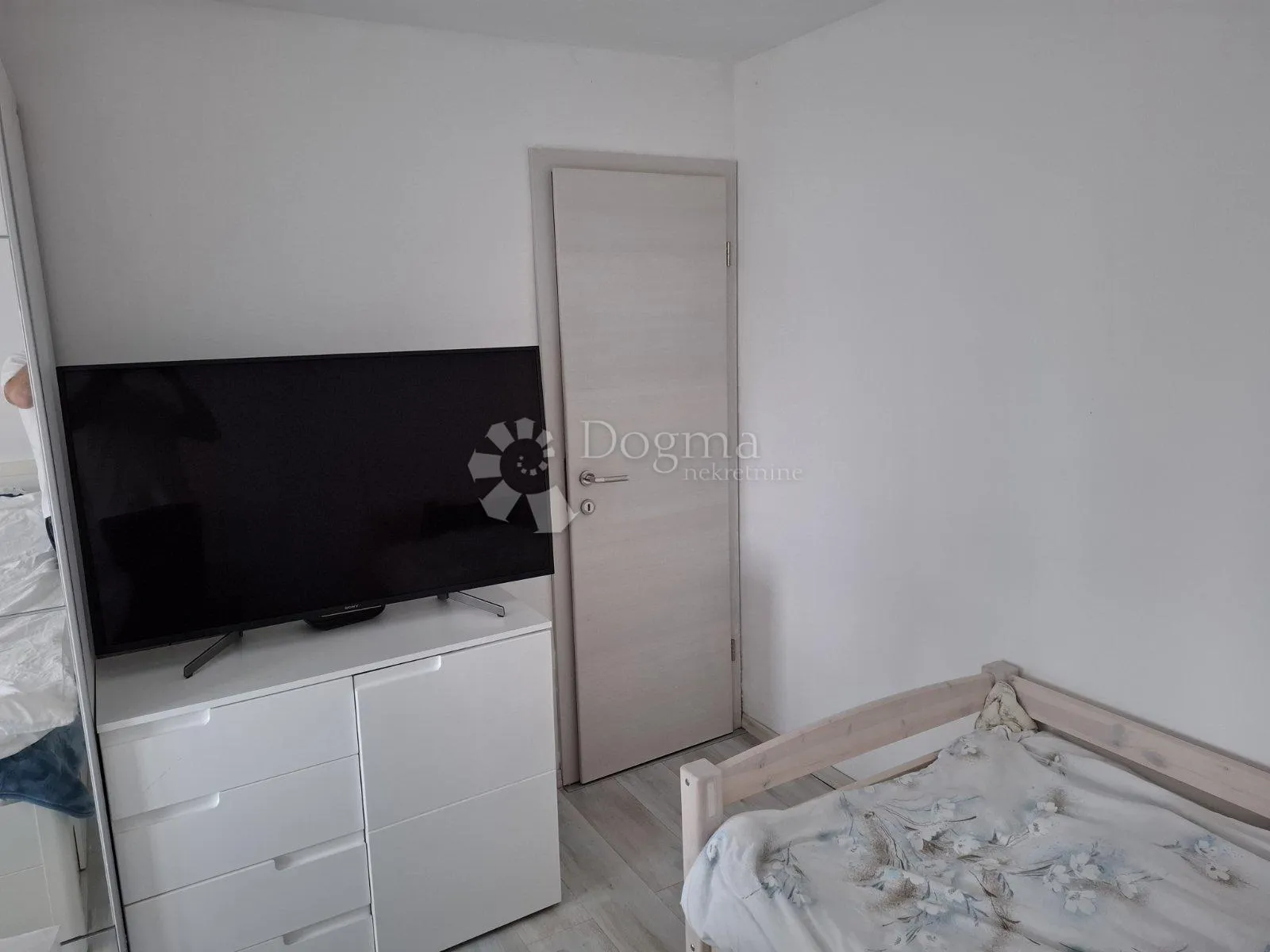dvosoban stan na odličnoj lokaciji - slika 4