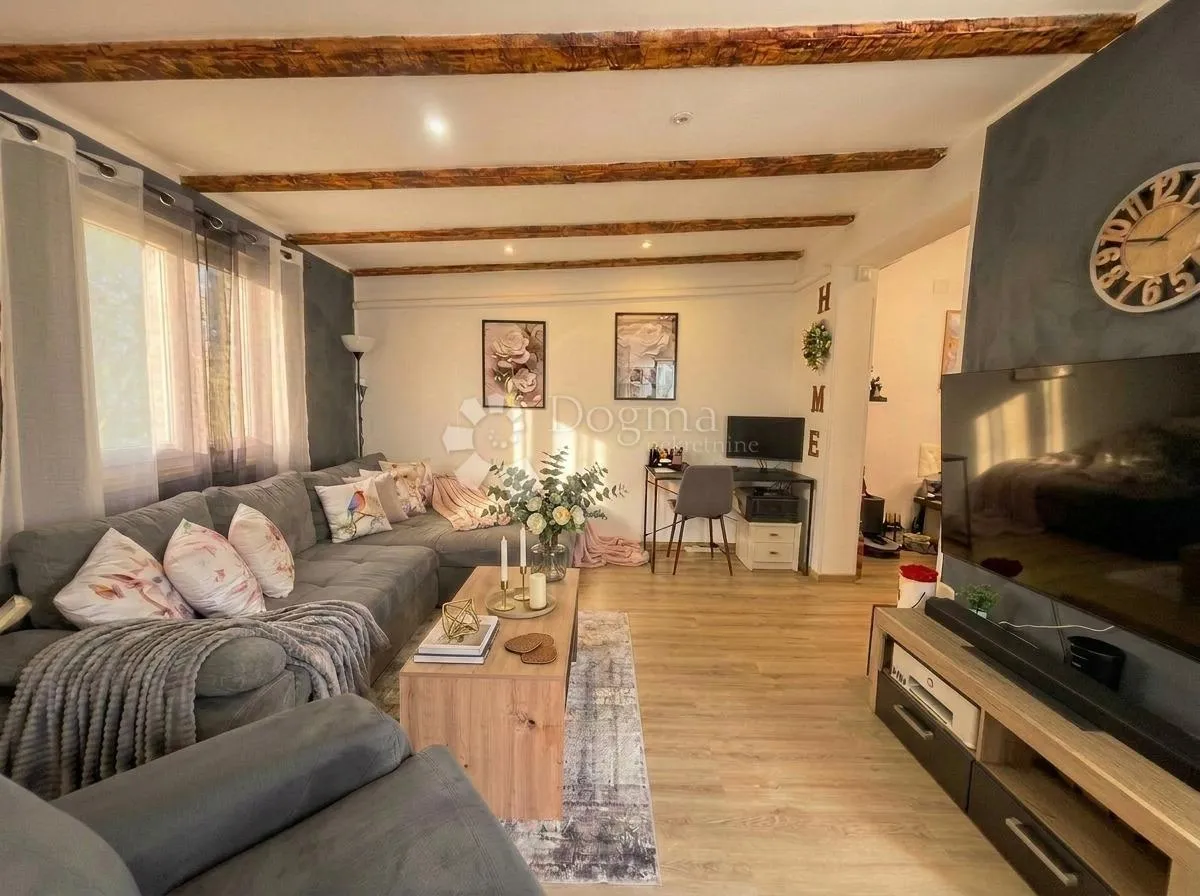 moderan trosobni stan s terasom i roštiljem, šišan - slika 2