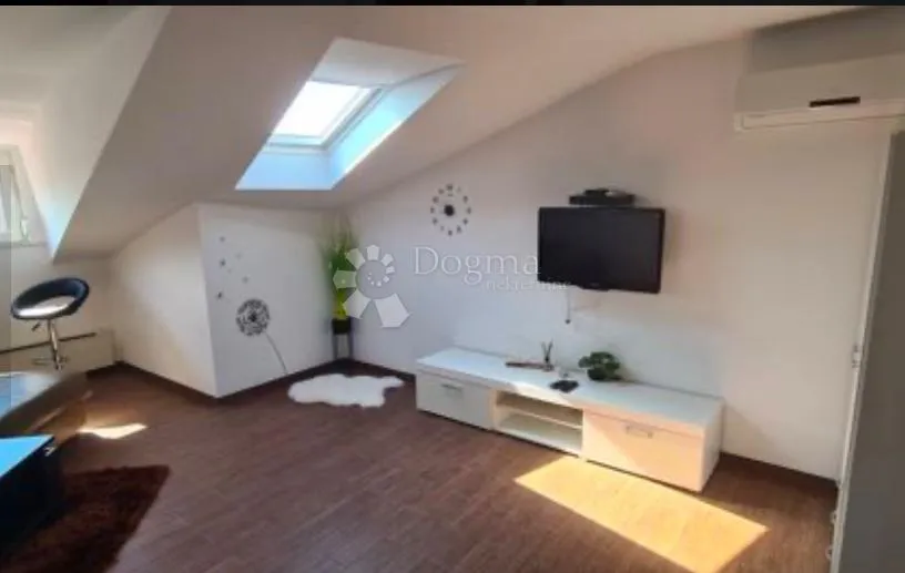 apartman u potkrovlju 50m2(u naravi 70m2) - slika 3