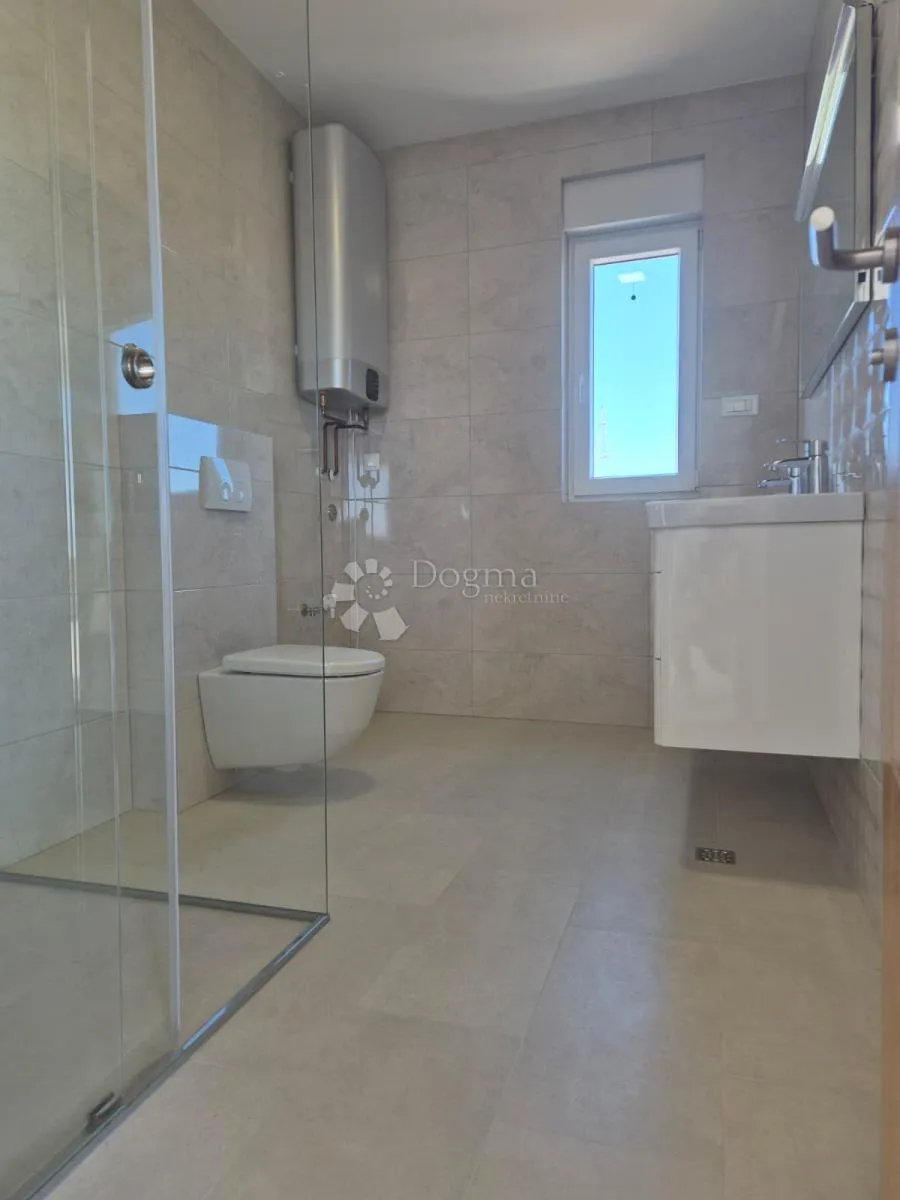 prodaje se – elegantan dvosobni stan na drugom katu, primošten - slika 13