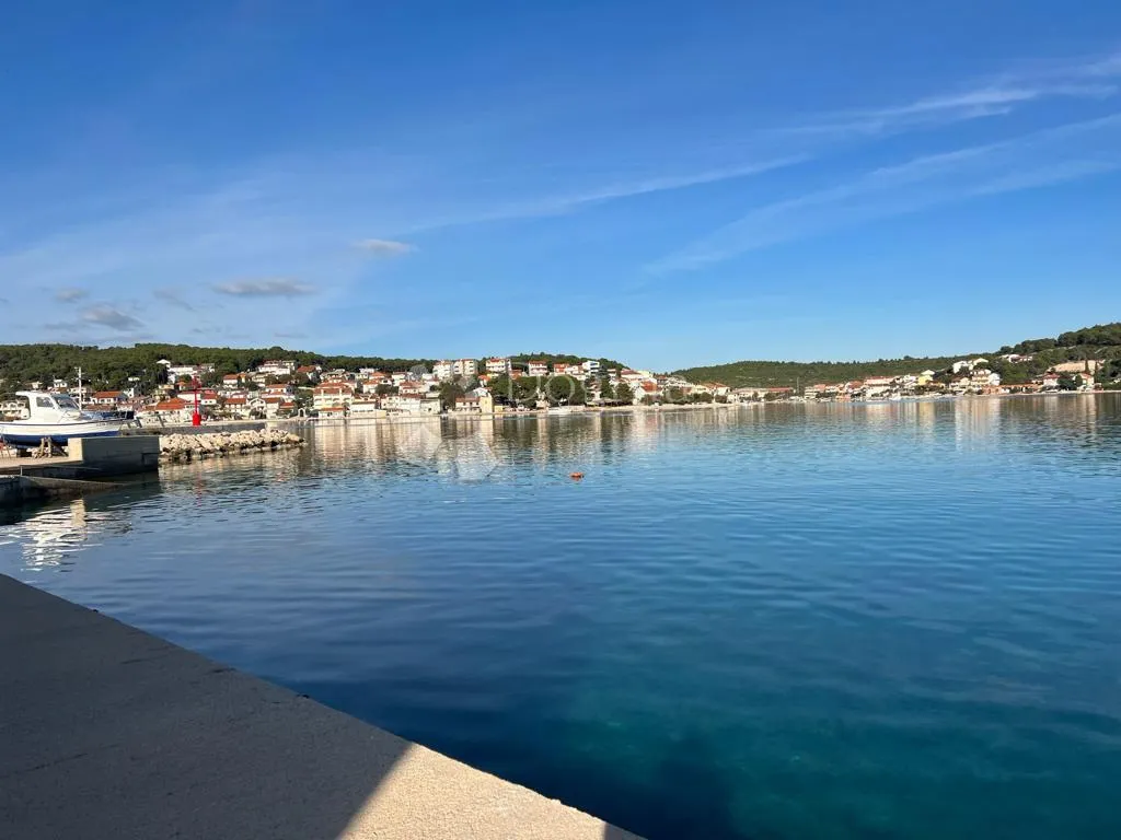 tisno kuća u prvom redu do mora odlična prilika - slika 21