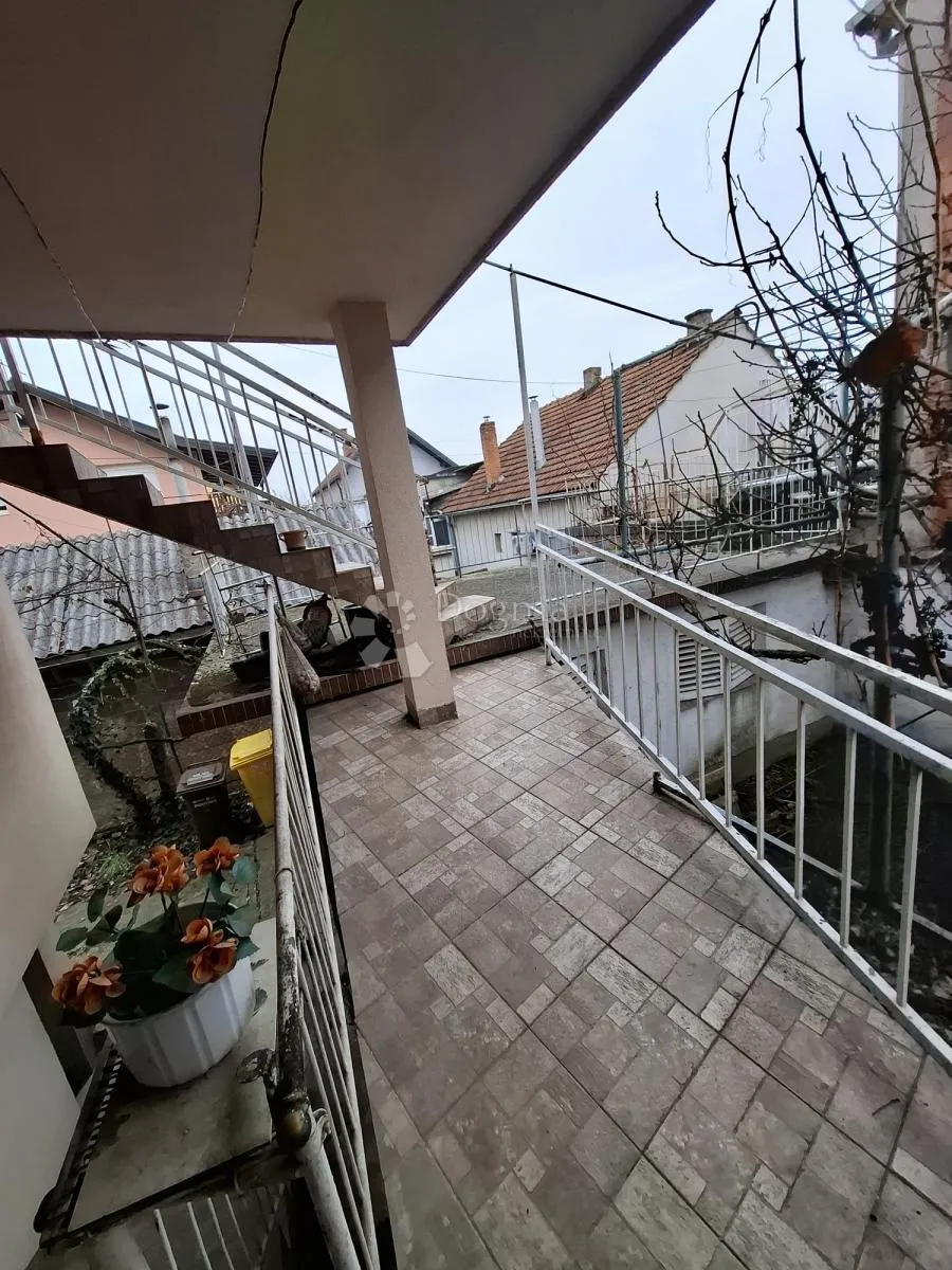 obiteljski dom s dvorištem i garažom – kustošija - slika 4