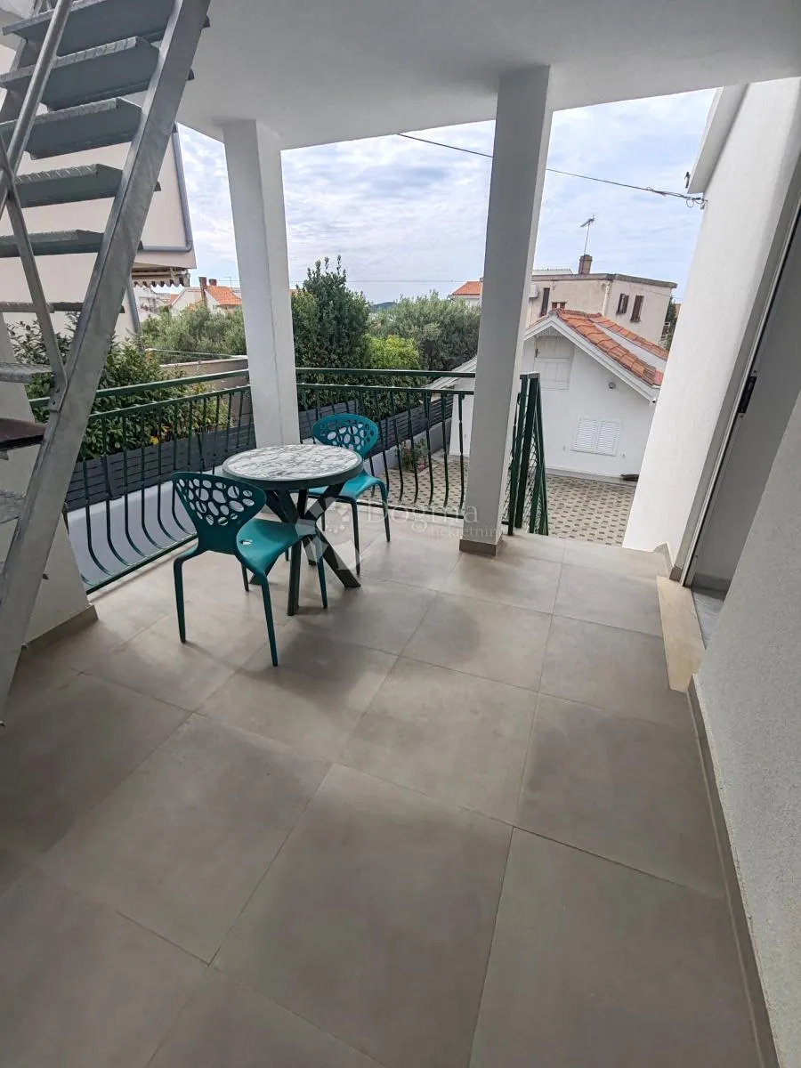 vodice - stan na prvom katu s pogledom na more - 150 metara od plaže - slika 5