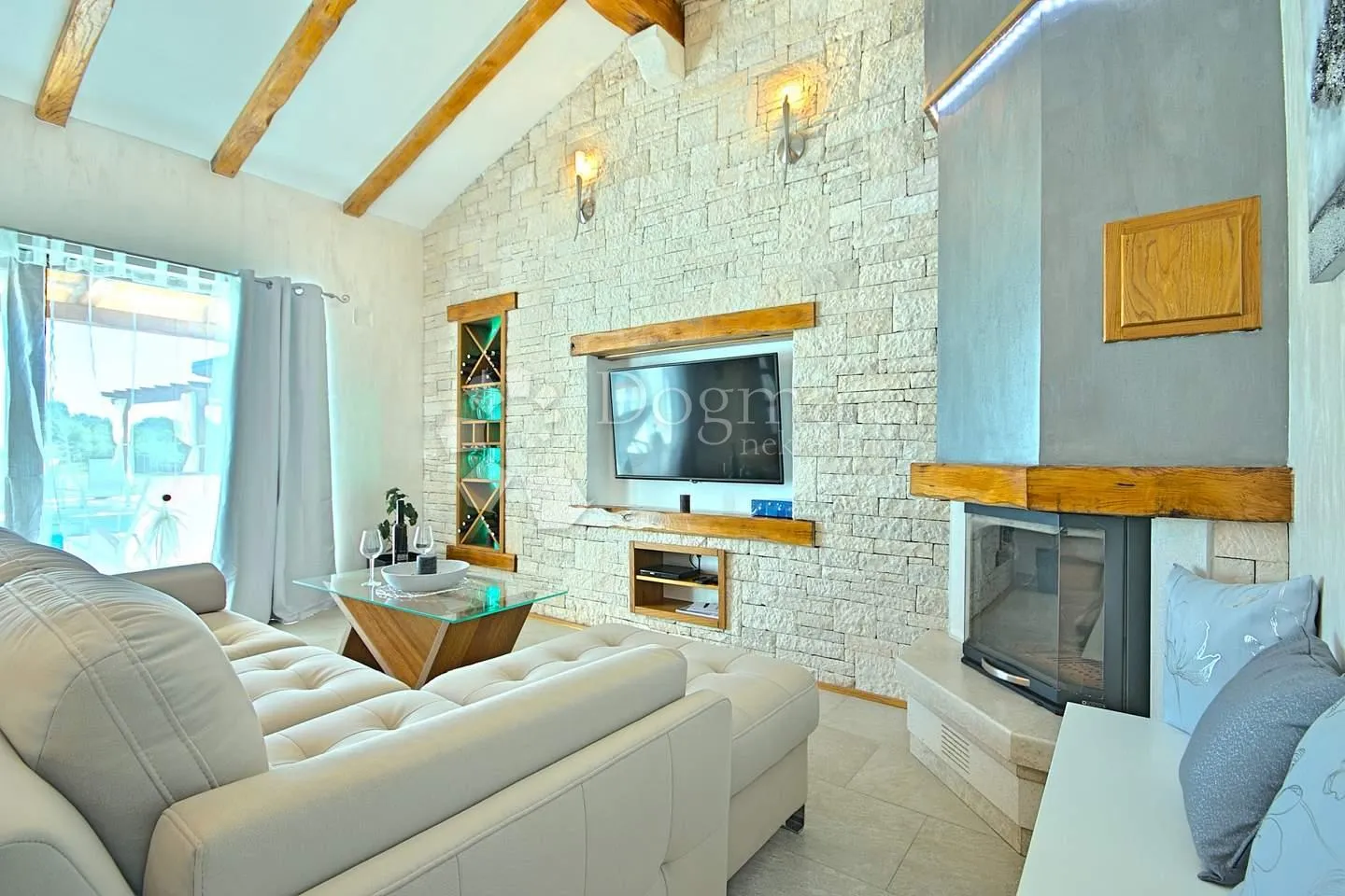 villa na rubu sela nedaleko mora - slika 4