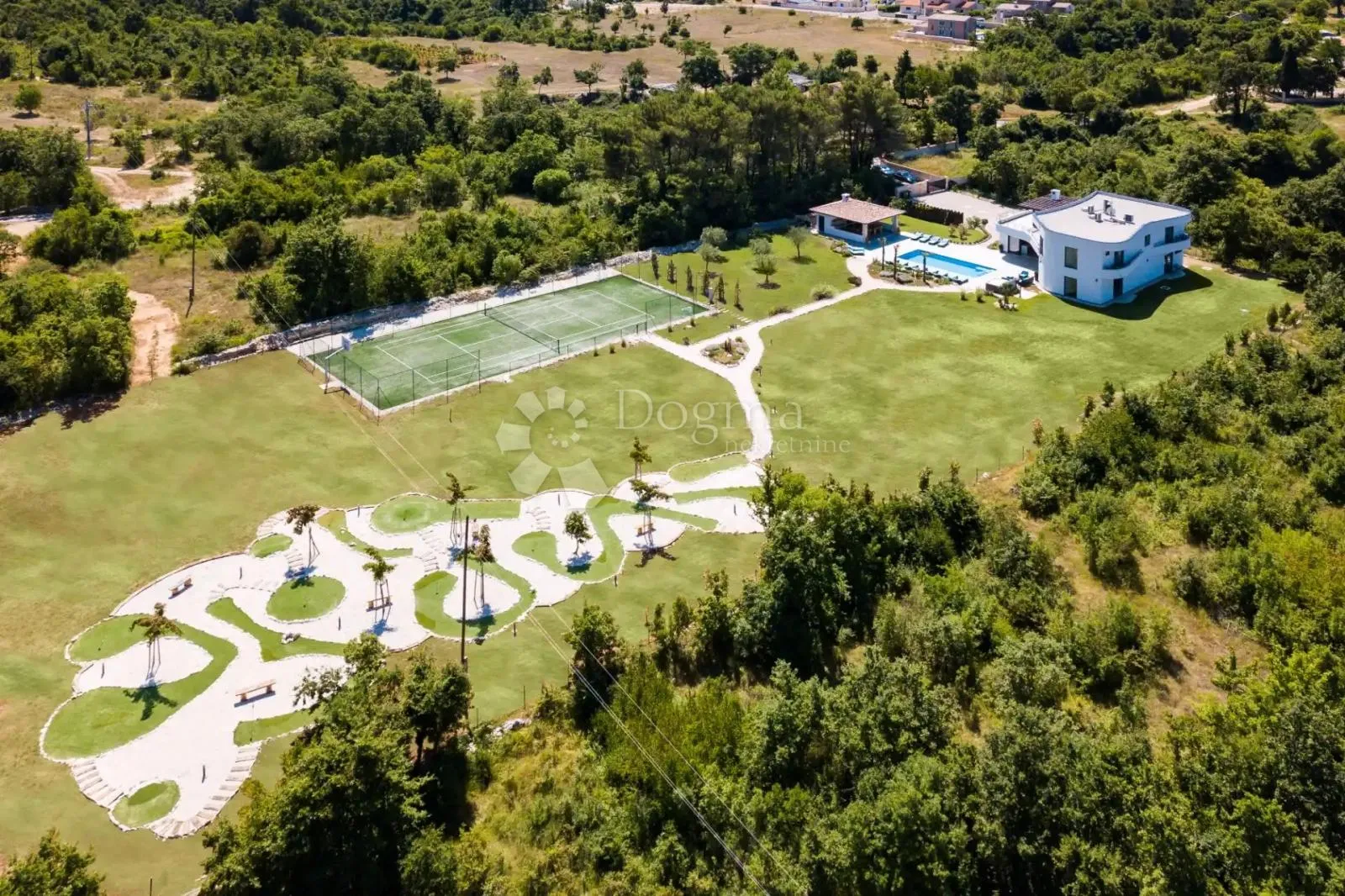 jedinstvena vila na osami sa teniskim i golf terenom - slika 61
