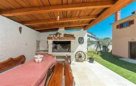 samostojeća kuća s dva stana i bazenom-loborika - slika 39