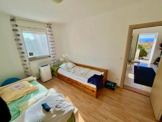 ekskluzivno samo u dogmi!crikvenica,stan 70m2 sa terasom i pogledom na more - slika 10