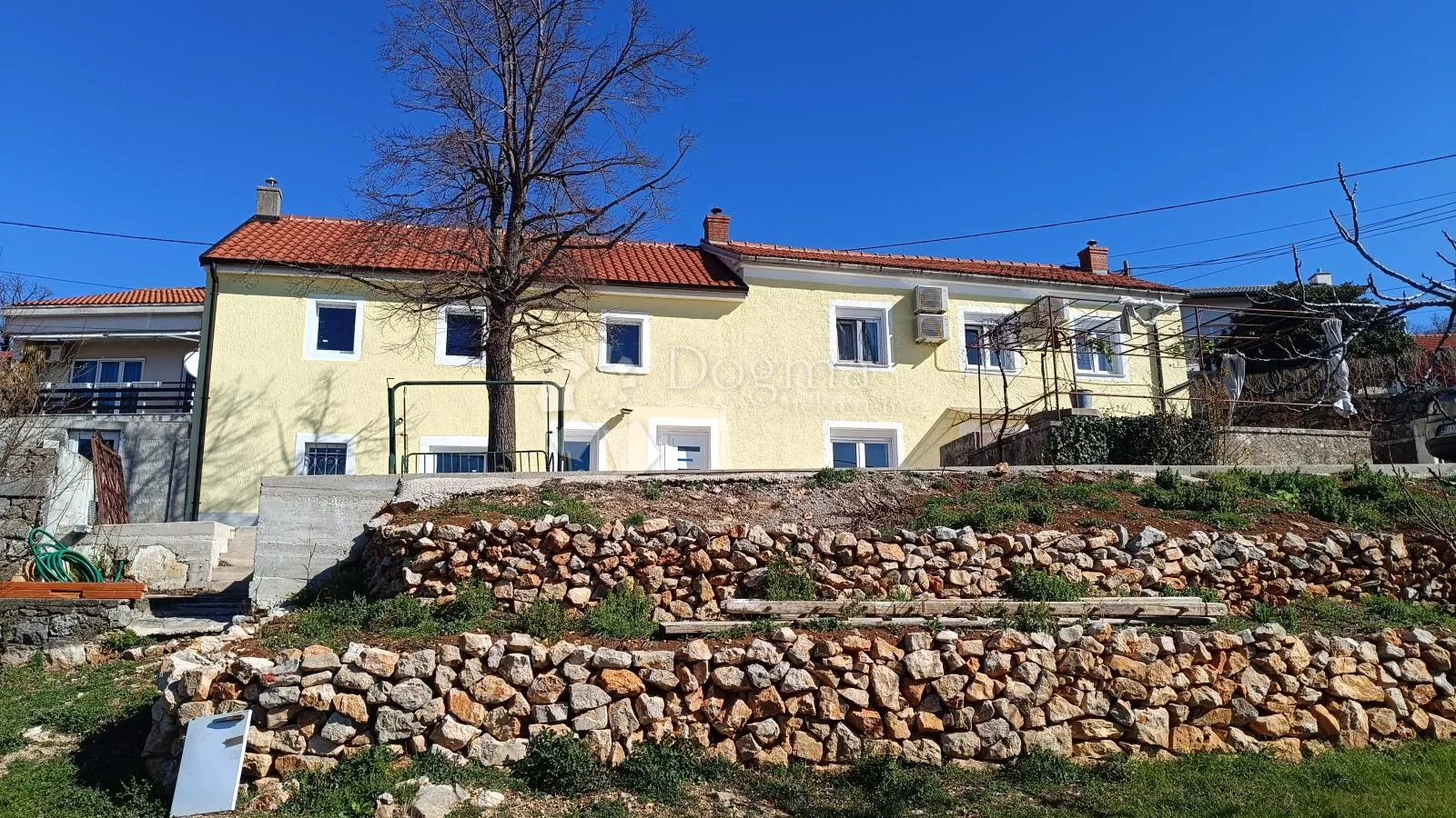 hreljin, kuća sa 2 dvoetažna stana, okućnica, parking - slika 2